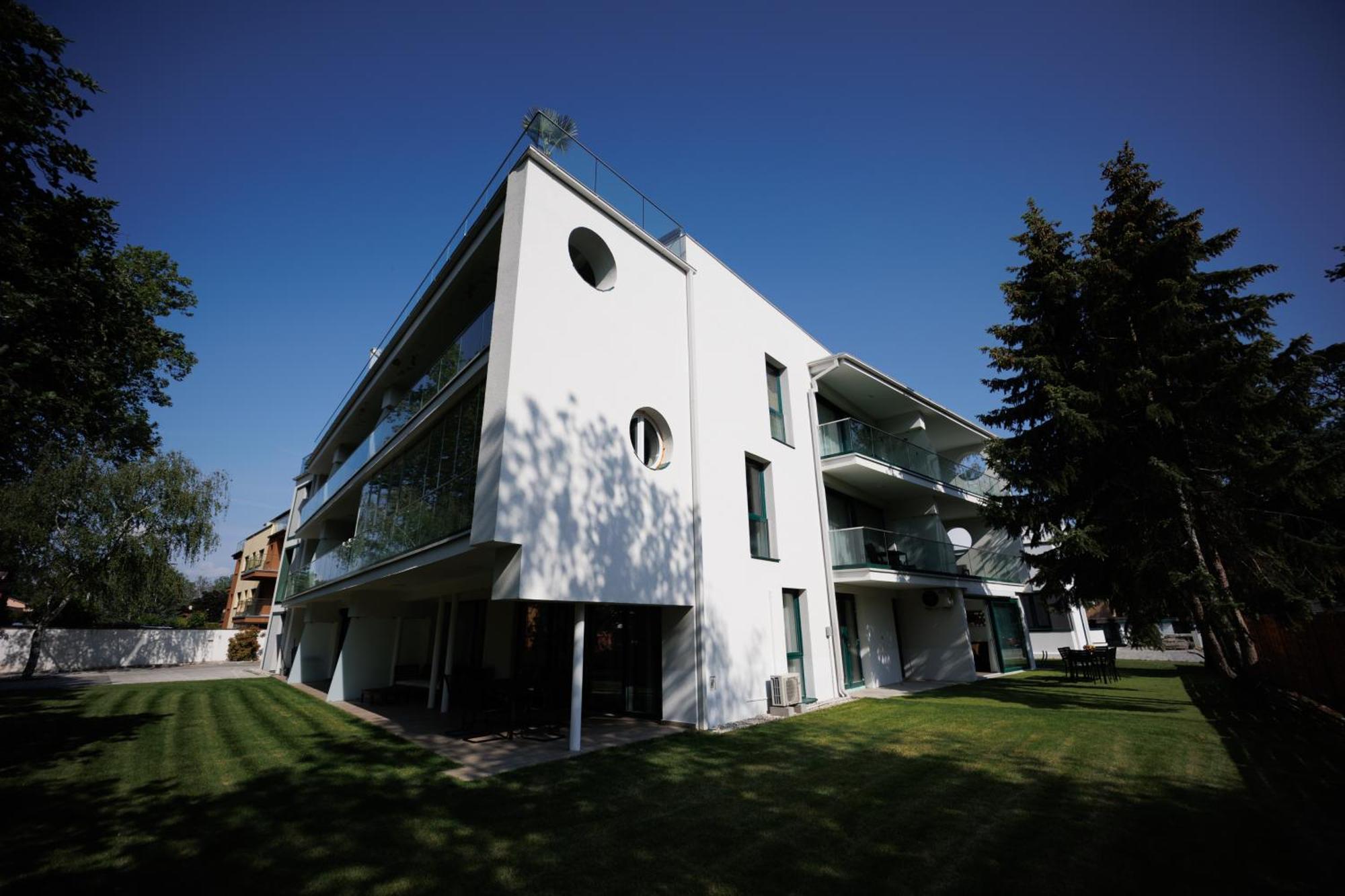 Villa Bauhaus Wellness Apartman Fsz. 1 Сиофок Екстериор снимка